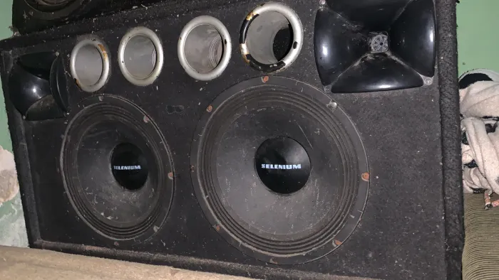 Troco cx com alto falante de 12 com duas corneta mais 2modulos e som de carro