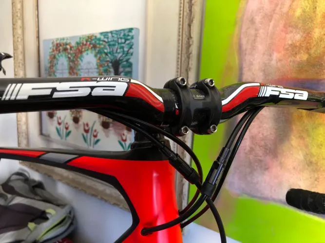 Guidon FSA de Carbono/ Cabeamento interno sem Nenhum detalhe 40 cm de largura..