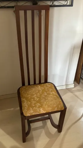 Cadeira de Madeira com Estofado