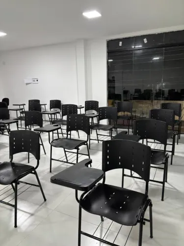 CADEIRA UNIVERSITARIA EM POLIPROPILENO COR PRETA