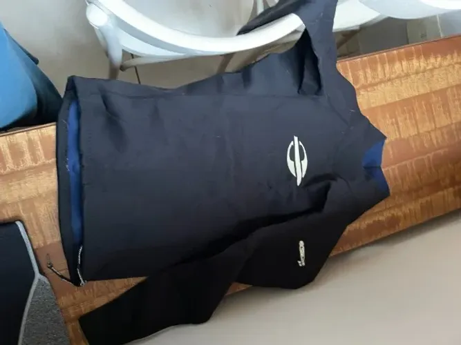 Vendo roupas para mergulho