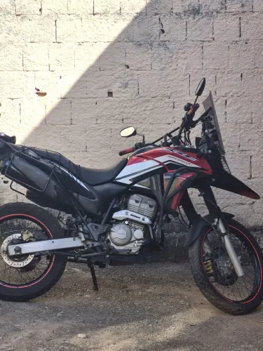 Moto impecável  dono extremamente sistemático moto possui vários acessórios. 