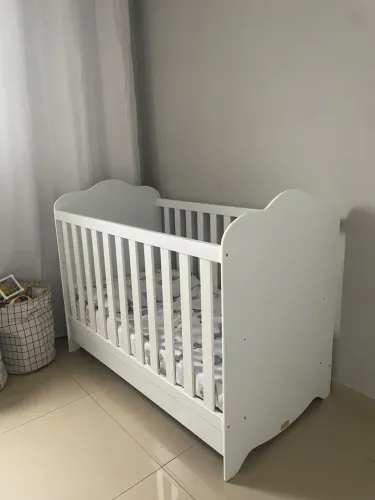 Berço branco vira caminha muito bem conservado