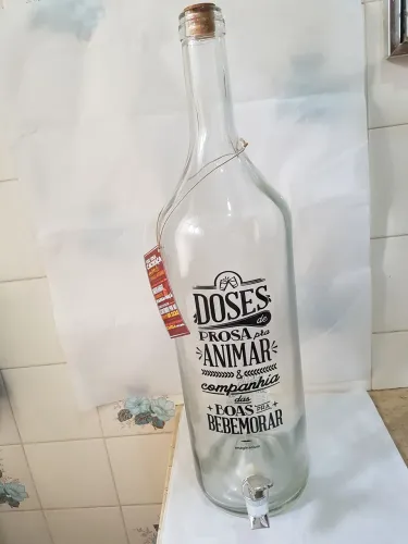 Garrafa com torneira para bebidas.