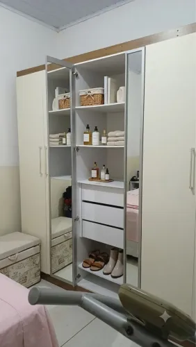 Guarda roupa com espelho grande
