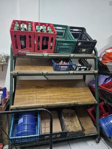 2 Bancas de pães ou hortifruti, mercado com 3 ou 4 andares.