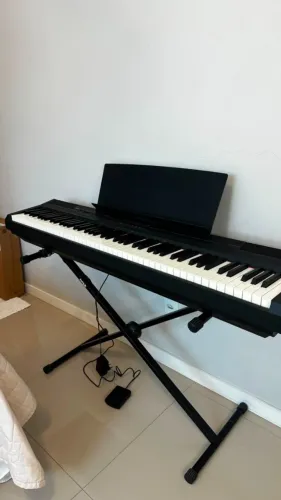 Piano Yamaha P-105 Com Suporte e Pedal