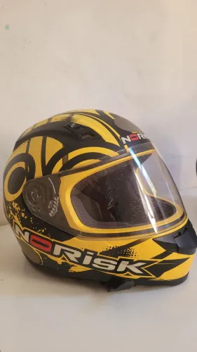 Capacete de moto usado