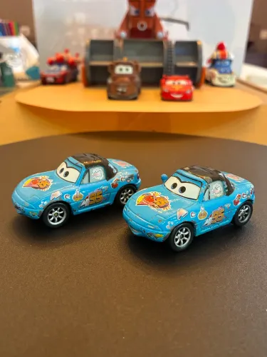 Cars Disney Pixar Mia e Tia com detalhes