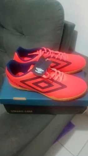 Vende-se 02 tênis futsal umbro original novo na caixa