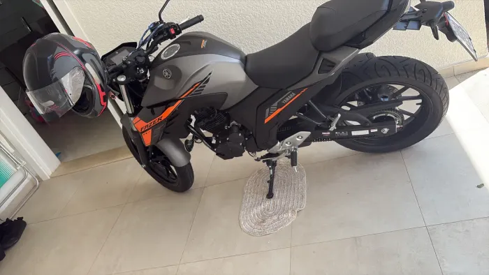 FZ 25 acabou de sair da loja 