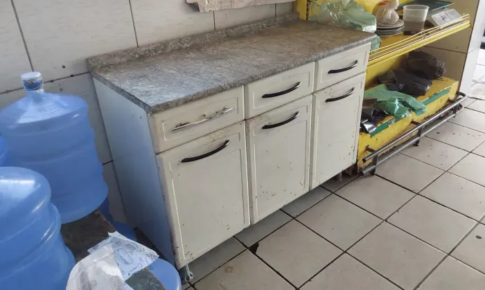 Armário com ferrugem portas e gavetas não faço entrega 