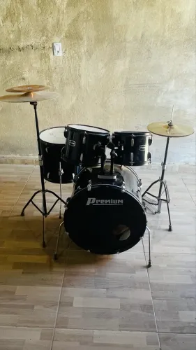 Bateria premium, 2 tons, 1 surdo, bumbo, pedal, uma estante de prato, etc?