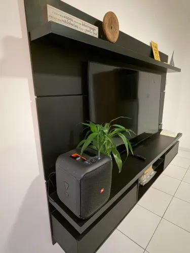 Rack suspenso com painel para TV