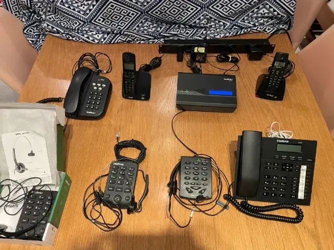 KIT COMPLETO DE TELEFONIA CORPORATIVA INTELBRAS + PHILIPS + HEADSETS