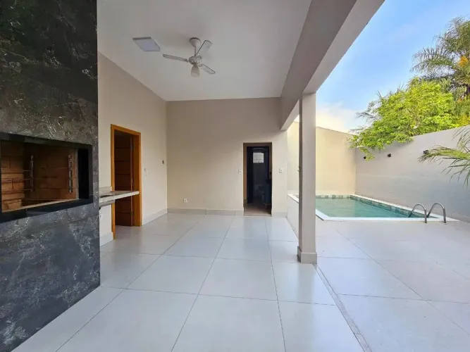 Casa toda reformada com piscina em ótima localização