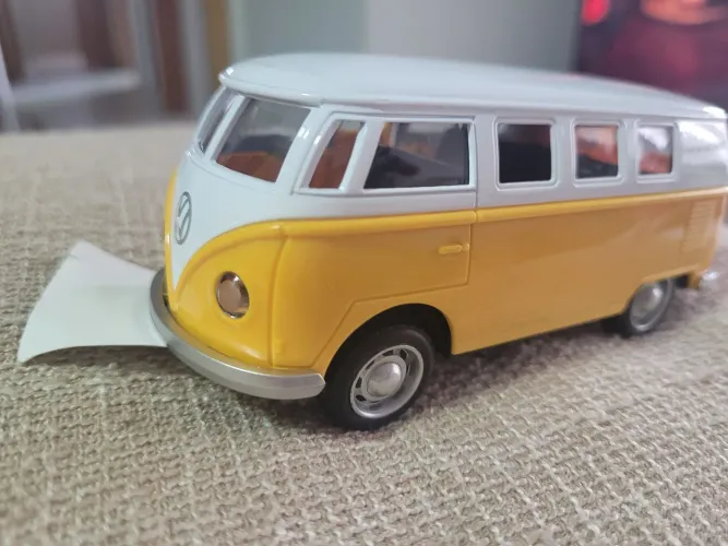 Carrinho de fricção: kombi. Amarela. Emite som e Acende os faróis.