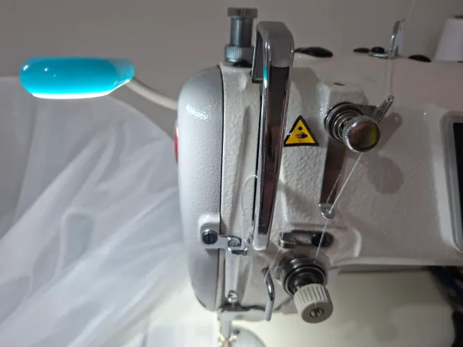 Máquina eletrônica Singer 