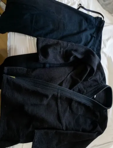 KIMONO PRETO JIU-JITSU EM PERFEITO ESTADO POUCO USO TAMANHO M