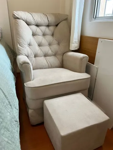 Poltrona de Amamentação Berger com Puff - Suede Bege - Excelente Estado