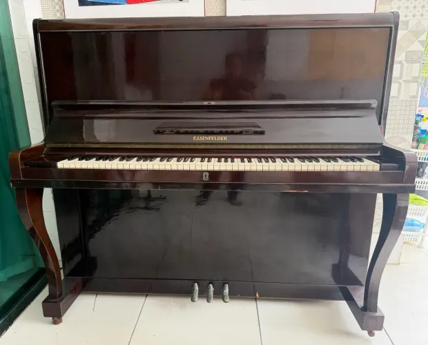Piano Essenfelder Antigo