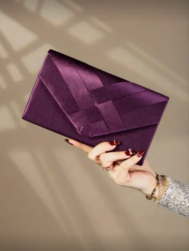 Bolsa de festa roxa tipo envelope 