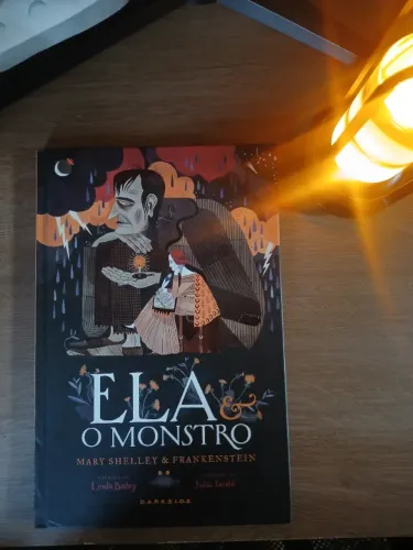 Livro Ela e o monstro darkside books