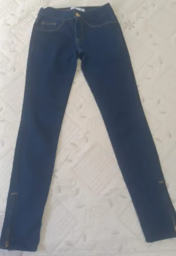 Calça Super Skinny cintura média tamanho 34 seminova.