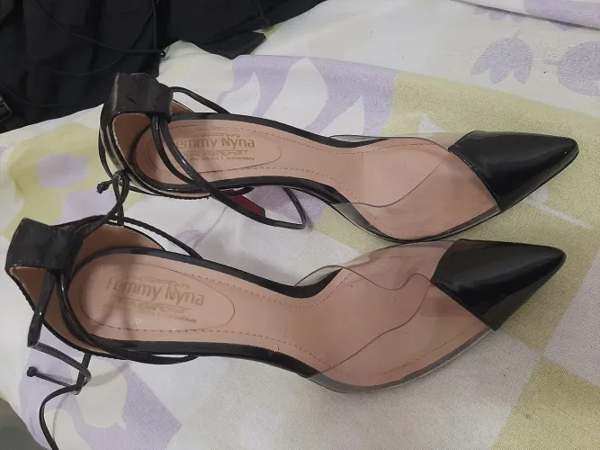 Sandália social de salto