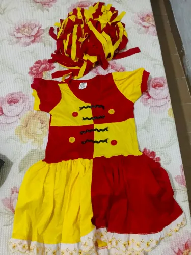 Fantasia da Emília do Sítio do pica pau amarelo TAMANHO G veste 5 - 6 anos