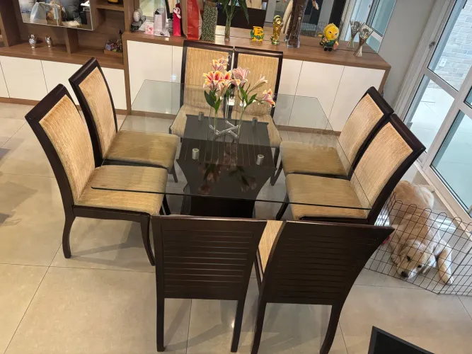 Vendo mesa quadrada com 8 cadeiras