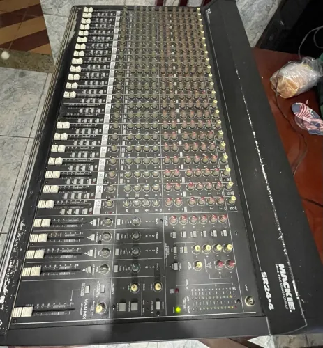 Vendo mesa de som Mackie SR24-4 funcionando perfeitamente para desocupar espaço