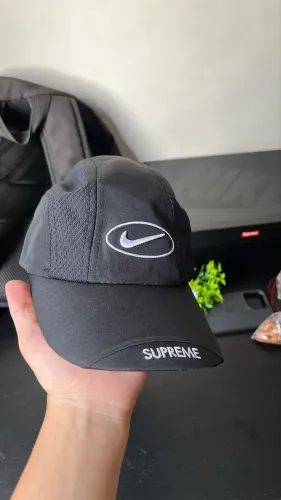 Boné Nike x Supreme