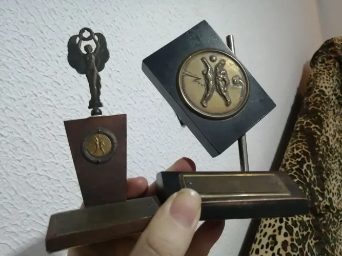 2 troféus antigos, pequenos!