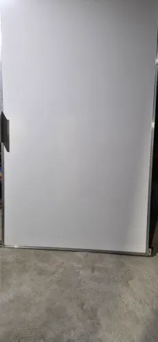 Quadro branco grande com moldura de alumínio.