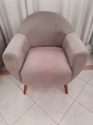 Poltrona estofado 65x70 com tecido suede camurça com pés de madeira 