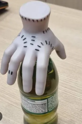 Mão da Vandinha para refrigerante