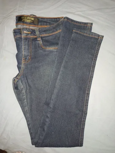 Calça jeans lança perfume