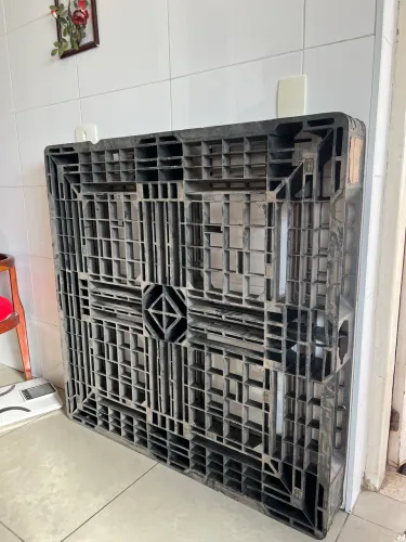Pallet plástico usado 1,10 x 1,10 x 0,15