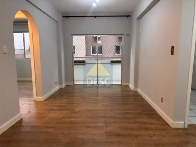 Apartamento de 02 dormitórios na quadra do mar para locação anual em Balneário Camboriú