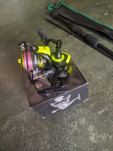 Kit de pesca completo com linha multifilamento no molinete