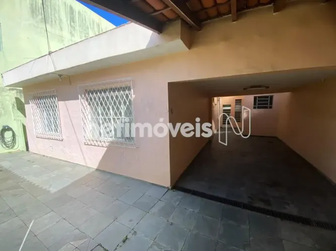 Casa ampla com edícula nos fundos em excelente localização