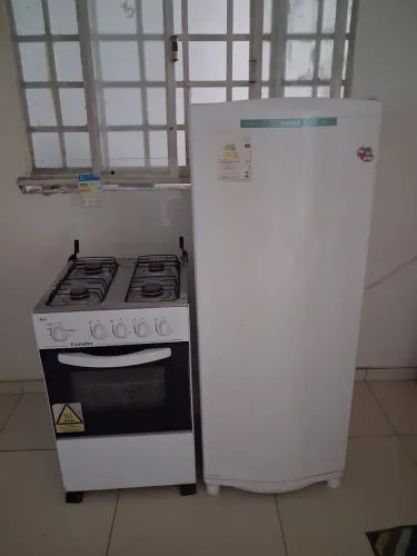 Geladeira e Fogão, usados mas funcionam. Entrego.