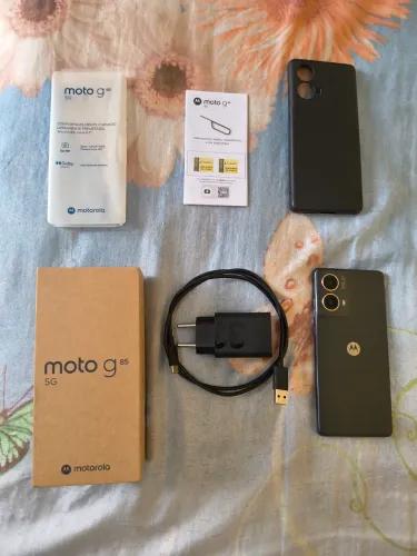 Celular Moto G85 5G - 256GB 16GB RAM (Boost) pOLED cor grafite, semi-novo na caixa
