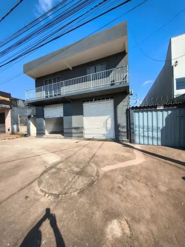 Sobrado em Av. Comercial, com duas salas comerciais e casa no fundo,Setor Rio Formoso - Go