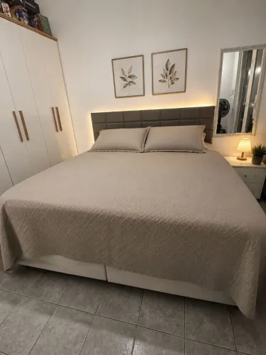 Vende-se cama super king com colchão magnético.