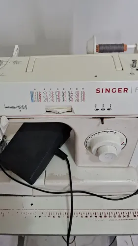 Máquina de costura singer