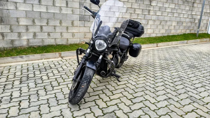 Kawasaki Vulcan 650 preta revisada e quitada