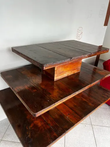 Balcão de madeira maciça