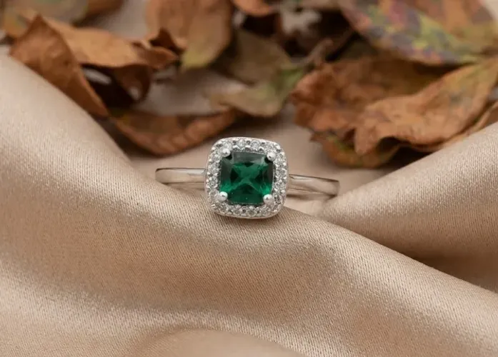 Anel Pedra Quadrada Verde Zircônias Folheado Prata 1000 tam 18